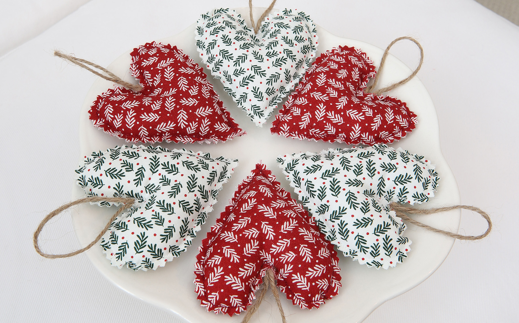 https://www.willowbloomhomeblog.com/wp-content/uploads/2020/11/Cute-Handmade-Christmas-Heart-Ornaments-feature.jpg